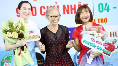 'ایتھلیٹکس کی ملکہ' Nguyen Thi Oanh ایک خصوصی تقریب میں نظر آئیں، Tien Minh کی اہلیہ کے ساتھ بیڈمنٹن کھیلتے ہوئے۔