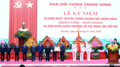 [Foto] Secretarul general To Lam participă la ceremonia de comemorare a celei de-a 60-a aniversări a sectorului de Afaceri Interne al partidului.