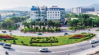 مقادیر زیادی سرمایه به سمت ادغام و تملک (M&A) سرازیر می‌شود: کسب‌وکارها یکی پس از دیگری املاک و مستغلات درجه یک را به دست می‌آورند.