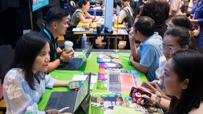 An English-speaking country awards a record number of government scholarships to Vietnamese people.