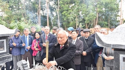 Former Vice Chairman of the National Assembly Uong Chu Luu returns to his roots in Tan Trao.