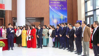 Inauguración del espacio expositivo "Bajo la Gloriosa Bandera del Partido: 40 años de renovación y aspiraciones de Vietnam en la era del empoderamiento".