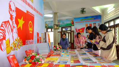 Una exposición que muestra libros que conmemoran el 80 aniversario de las primeras elecciones generales para elegir la Asamblea Nacional de Vietnam.