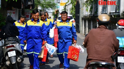 Bringing a warm Tet holiday to urban drainage workers in Ho Chi Minh City.