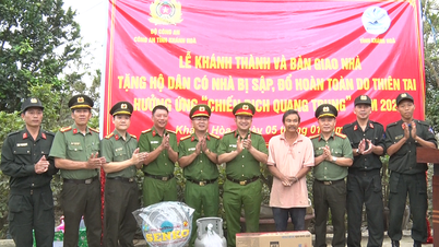 នគរបាលខេត្តខាញ់ហ័រ ប្រគល់ផ្ទះជូនគ្រួសារដែលរងផលប៉ះពាល់ដោយទឹកជំនន់នៅក្នុងឃុំឌៀនខាញ់។