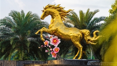 A giant golden horse mascot has appeared in front of Da Nang International Airport.