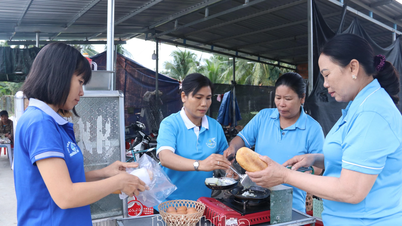 Femeile din districtul Ninh Hoa: Împărtășind cu cei aflați în circumstanțe dificile.