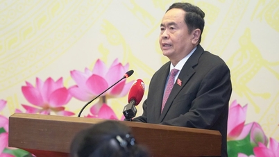 Tran Thanh Man, a Nemzetgyűlés elnöke találkozik a Vu A Dinh-díjat átvevő küldöttekkel.