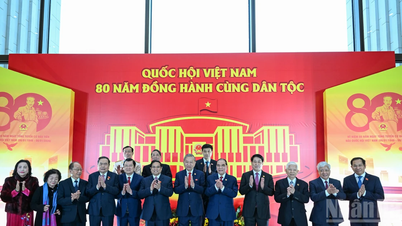 [Foto] Vedoucí představitelé strany a státu se účastní ceremoniálu k 80. výročí prvních všeobecných voleb do Vietnamského národního shromáždění.