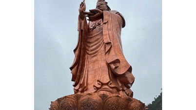 Kagumi patung Bodhisattva Avalokiteshvara yang setinggi lebih 34 meter di gunung Yen Tu.