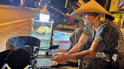 Ho Chi Minh City has a peculiar food stall: An elderly woman in her 90s sells sandwiches at midnight...