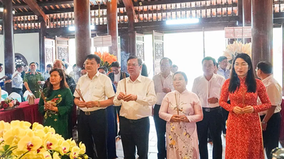 Stadtoberhäupter nehmen am Ky Yen Thuong Dien Festival im Tan An Tempel teil.