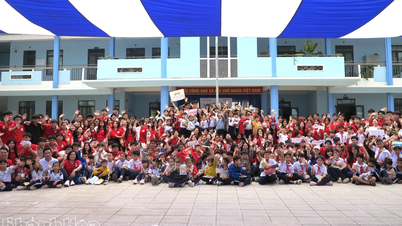 โรงเรียนมัธยมเลอ กวี ดอน (นครโฮจิมินห์) มอบทุนการศึกษาจำนวน 150 ทุน ให้แก่นักเรียนโรงเรียนประถมเดียนลัก
