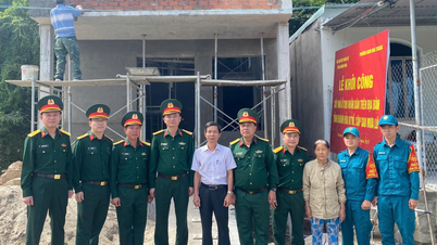 Jabatan Penyelamat dan Bantuan Kakitangan Am memeriksa pembinaan rumah untuk penduduk di Khanh Hoa.