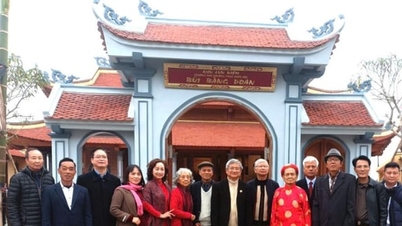 Vietnam Bui Aile Konseyi heyeti, Ulusal Meclis Daimi Komitesi eski Başkanı Bui Bang Doan'ı anmak için tütsü yaktı.
