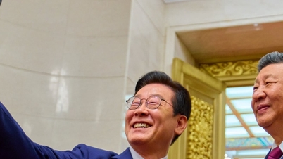한국 대통령과 중국 시진핑 주석이 셀카를 찍고 있다.