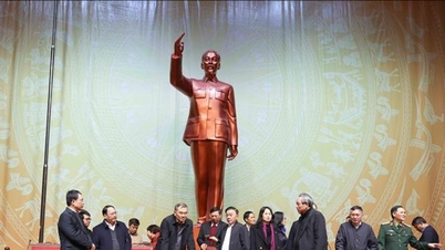 Tran Cam Tu, Standing Member of the Party Central Committee Secretariat, inspects preparations for the 14th Party Congress.