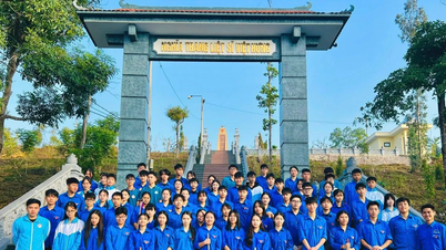 Nguyen Binh Khiem School organizes educational activities titled "Remembering the Source of the Water You Drink".