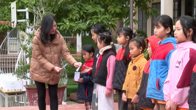 Vietnam Kalp Vakfı, Bao Thang beldesindeki dezavantajlı öğrencilere hediyeler sunuyor.