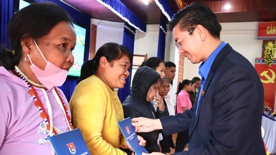 ຊາວໜຸ່ມດ່າໜັງອາສາສະໝັກຢ່າງກະຕືລືລົ້ນ.