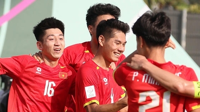 Trenér Kim Sang Sik analyzuje dva góly, které vstřelil vietnamský tým do 23 let.