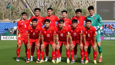 Trener Kim Sang-sik wprowadził tylko jedną „drobną” zmianę, ale efekt był „ogromny”: reprezentacja Wietnamu U23 zabłysnęła jeszcze lepiej.