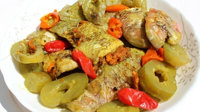 Caballa estofada rica y sabrosa con verduras encurtidas.