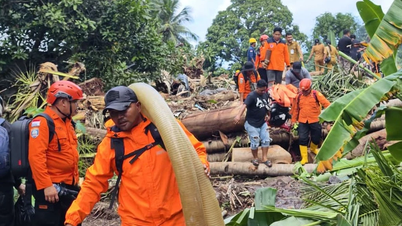 Las inundaciones repentinas en Indonesia matan al menos a 16 personas.