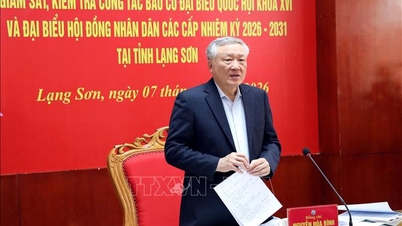 Nguyễn Hồ Binh miniszterelnök-helyettes felügyeli és ellenőrzi a választási munkát Lang Sonban.