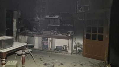 경찰은 주택 화재로 15명이 병원으로 이송됐다고 밝혔습니다.