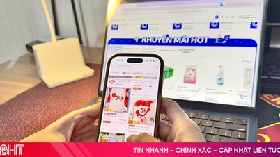 À Ha Tinh, les habitants se préparent à faire leurs achats du Têt en ligne.