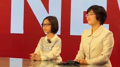 เด็กหญิงวัย 9 ขวบยืนอยู่หน้ากล้องของสถานีโทรทัศน์ VTV และอ่านข่าวเป็นภาษาอังกฤษด้วยความเชี่ยวชาญราวกับบรรณาธิการมากประสบการณ์