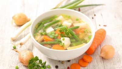 5 nutritious soups that help warm the body, keep you feeling full, and boost immunity during winter.