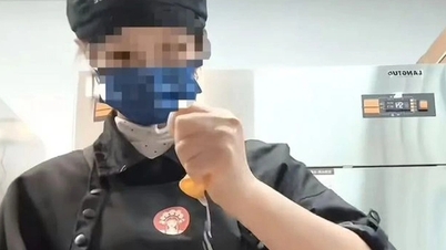 Nhân viên quán trà sữa lấy tay trần khuấy nước, nhặt đồ rơi cho vào cốc