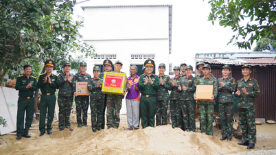 Para pemimpin Komando Militer Provinsi Khanh Hoa mengunjungi dan memberikan semangat kepada para perwira dan prajurit yang melaksanakan "Kampanye Quang Trung" di komune Khanh Vinh.