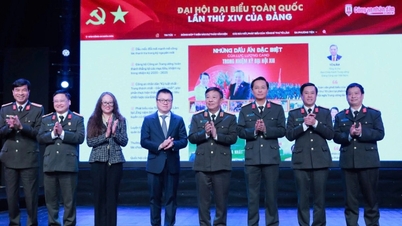 Melancarkan bahagian khas mengenai Kongres Parti di akhbar dalam talian Polis Rakyat.