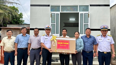Ủy ban MTTQ Việt Nam xã Nam Cam Ranh bàn giao nhà Đại đoàn kết cho hộ khó khăn