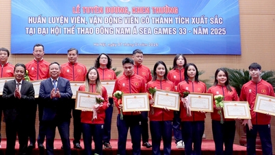 Hanoi przekazuje 3 miliardy VND delegacji sportowej stolicy biorącej udział w 33. Igrzyskach Azji Południowo-Wschodniej.