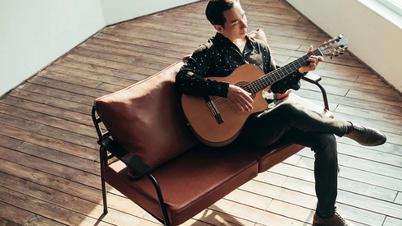 Penyanyi Le Anh Dung: Senang bisa membawakan lagu-lagu tentang cinta tanah air.