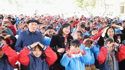 Casacos quentes doados pelo jornal SGGP chegam aos estudantes da comuna de Sung Mang, província de Tuyen Quang.