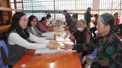 Paying pensions and allowances for two consecutive months before the Lunar New Year.