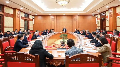 사진: 당 중앙위원회 서기국 상임위원인 쩐깜뚜 동지가 제14차 당대회 준비를 위해 당 중앙사무처 및 기타 기관과 협력하고 있다.