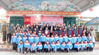 Báo Sài Gòn Giải Phóng trao áo ấm, học bổng cho học sinh Lũng Chinh