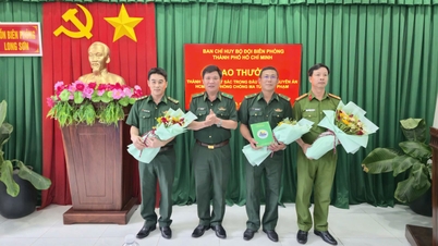 Les gardes-frontières de Hô Chi Minh-Ville récompensent les agents qui luttent contre le trafic de drogue.