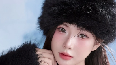 최근 유행하는 변신 트렌드를 따라, 여성 MC는 과감한 비키니 차림으로 센세이션을 일으켰다.