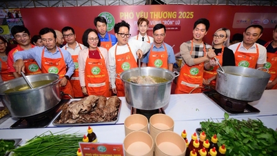 Pho of Love menyalakan apinya di tengah-tengah kawasan Hoa Thinh yang dilanda banjir.