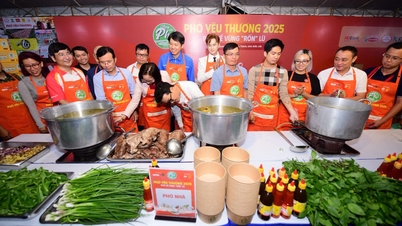 'Pho of Love' entfacht eine Flamme des Teilens mit den Menschen in dem vom Hochwasser betroffenen Gebiet von Hoa Thinh (Dak Lak).