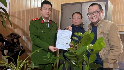 Policja w gminie Chi Minh natychmiast zabrała ofiarę wypadku do szpitala w celu udzielenia jej pomocy medycznej.