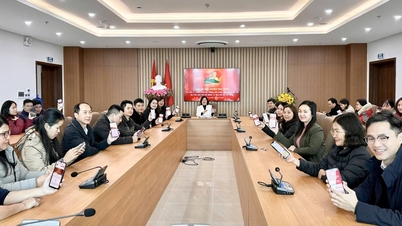 Partikommittén vid Cao Bang-provinsens inrikesdepartement deltog i en online-quiztävling för att lära sig om "President Ho Chi Minhs resa för att rädda landet och befria nationen" och "Farbror Ho och Cao Bang".