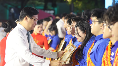 Ciudad Ho Chi Minh honra a más de 1.500 estudiantes que han logrado títulos prestigiosos a nivel central y de ciudad.